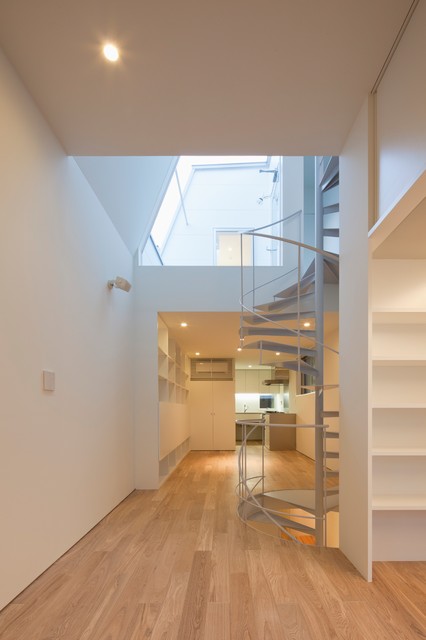 幅が狭い狭小地での駐車場を伴う３階建ての住宅 Moderne Salon Tokyo Par 角倉剛建築設計事務所 Houzz