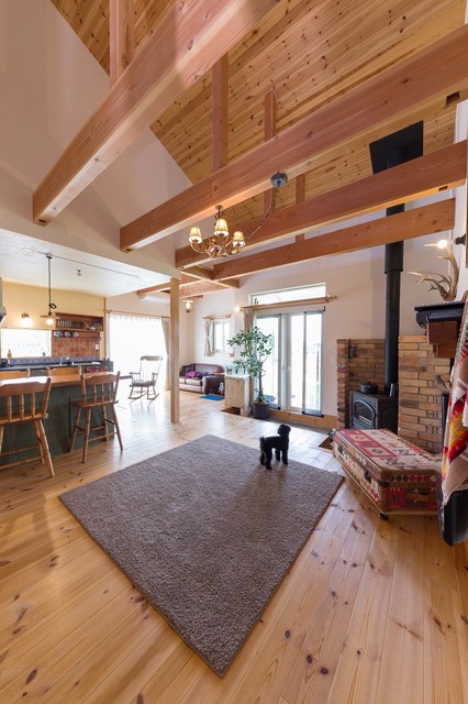 暖炉のあるネイティブ アメリカンテイストの家 Farmhouse Living Room Other By 株式会社 アイスタイル Houzz