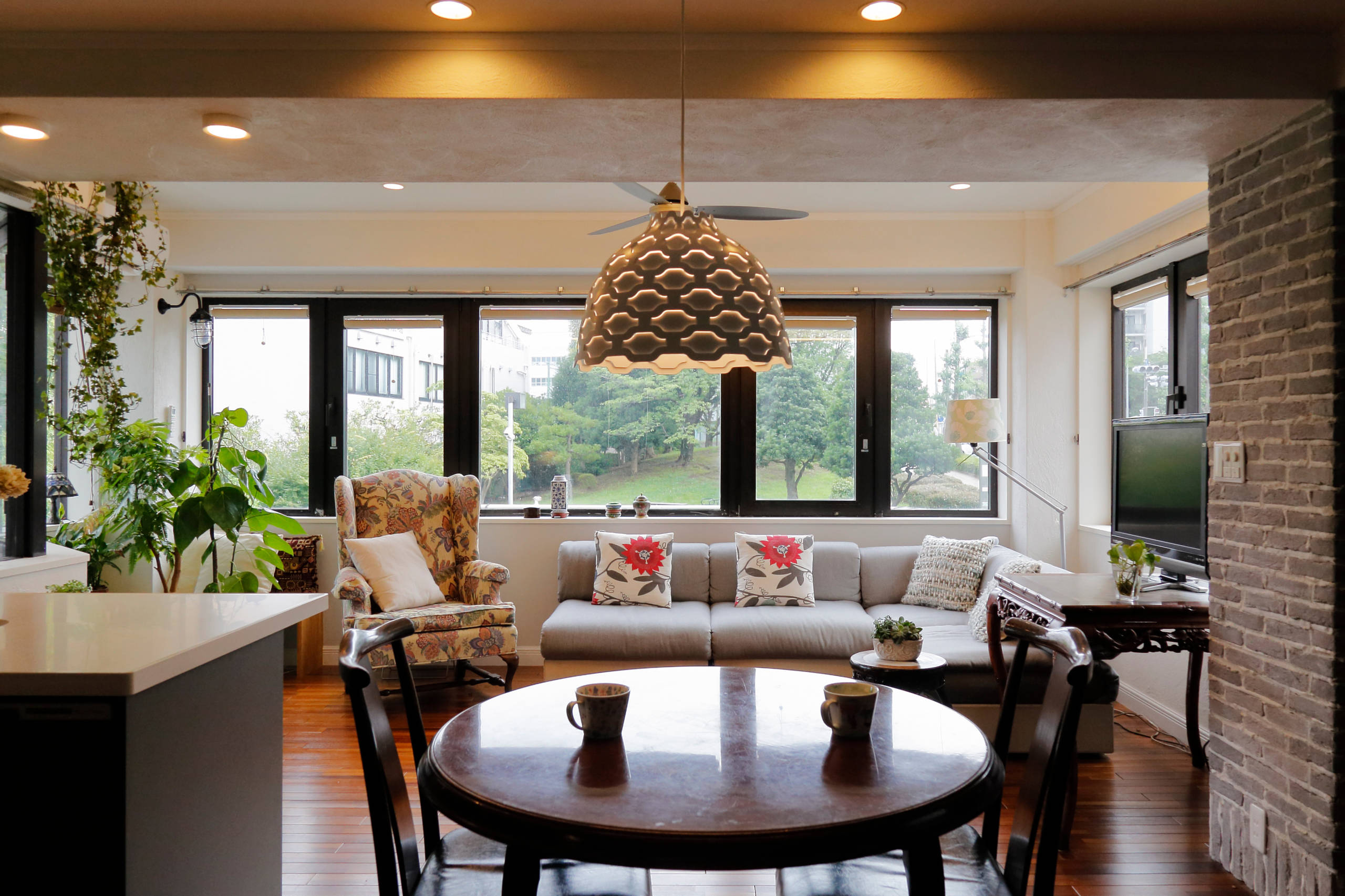 エクレクティックスタイルのおしゃれなリビングのインテリア実例画像 21年8月 Houzz ハウズ エクレクティックスタイルのおしゃれなリビングのインテリア実例画像 21年8月 Houzz ハウズ
