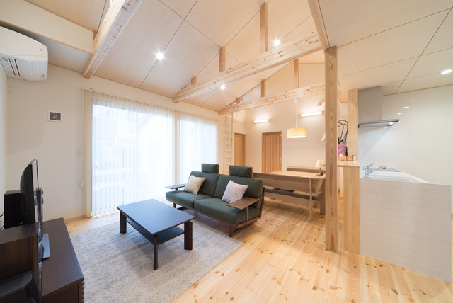 犬と暮らす木が香る平屋住宅 リビング Modern Living Room Other By 八木建設株式会社 Houzz