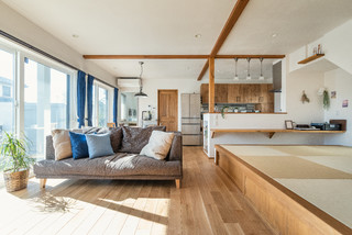 青いカーテンの部屋の事例画像 Houzz