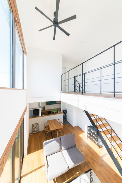 空中廊下 大きな窓と吹き抜けで毎日温もりに包まれる シンプルスタイルのお家 Living Room Other By 株式会社ヤマジホーム Houzz