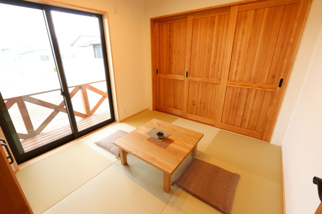 窯変瓦と白い外壁の平屋の家 Japanese Living Room Other By 株式会社大河内工務店 Houzz