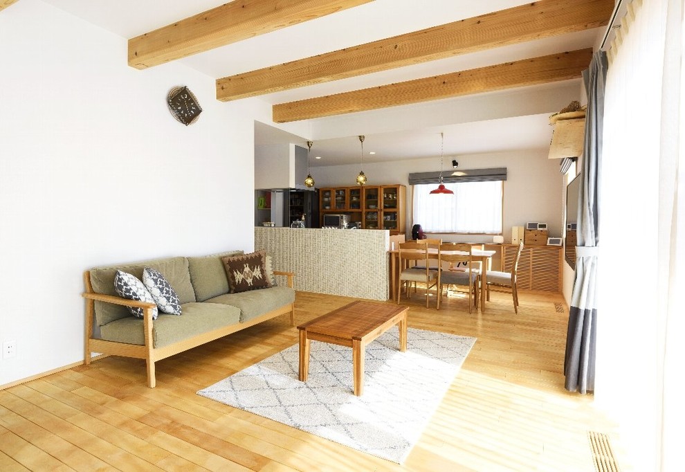 素材も造りも自然体 ストレスフリーなt様邸 Midcentury Living Room Other By 住工房プラスアルファ Houzz