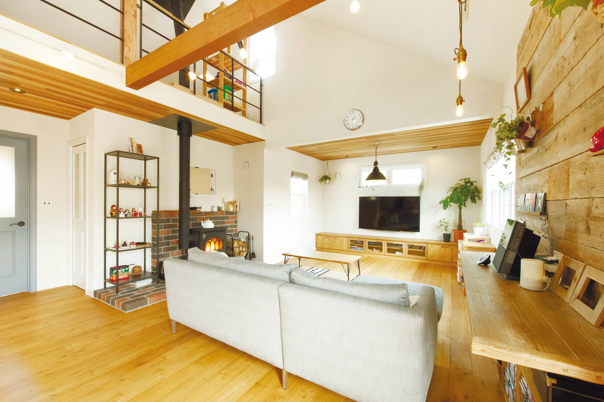 羽目板 内装壁 パネリング Asian Living Room Yokohama By チャネルオリジナル株式会社 Houzz