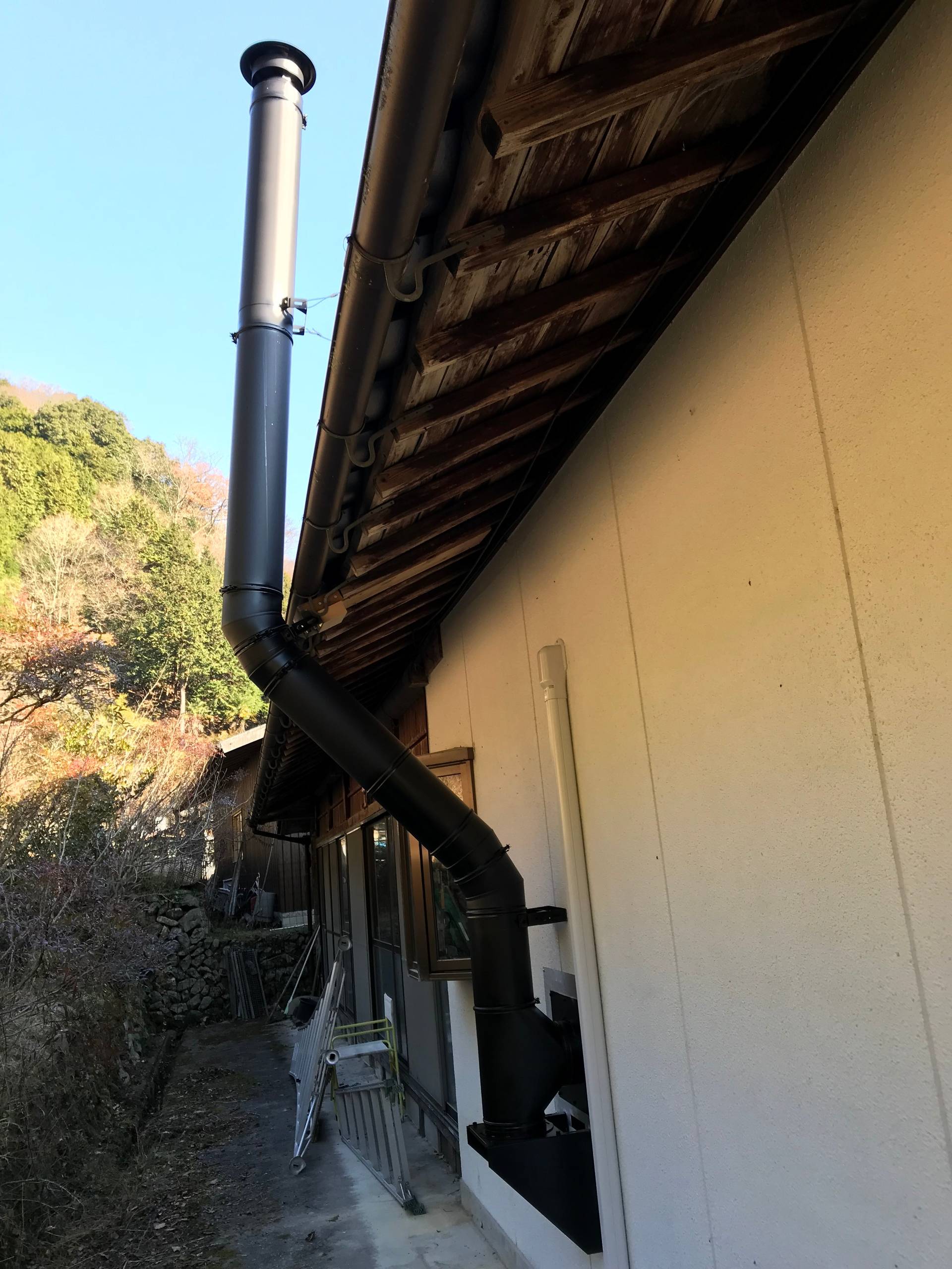 薪ストーブ 煙突 設置風景 Traditional Living Room Other By 有 インセック Houzz