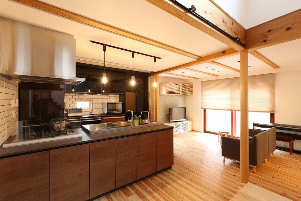 解放感のある吹き抜けが魅力 ダイニング キッチン リビングが一体となったデザインハウス Asian Living Room Tokyo Suburbs By 株式会社 丸清 Houzz