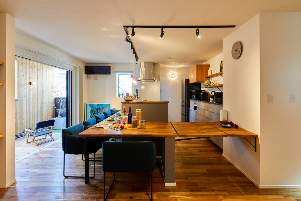 趣味を愉しむアウトドアな二世帯住宅 Living Room Nagoya By Holidays Design Lab