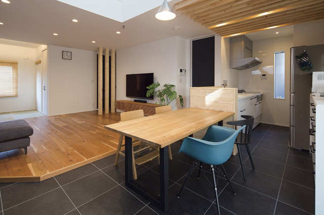 難しい敷地条件を克服 自然光あふれるリビング シックでかっこいい家 Moderno Soggiorno Altro Di Sara Home 株式会社 桜建築事務所 Houzz