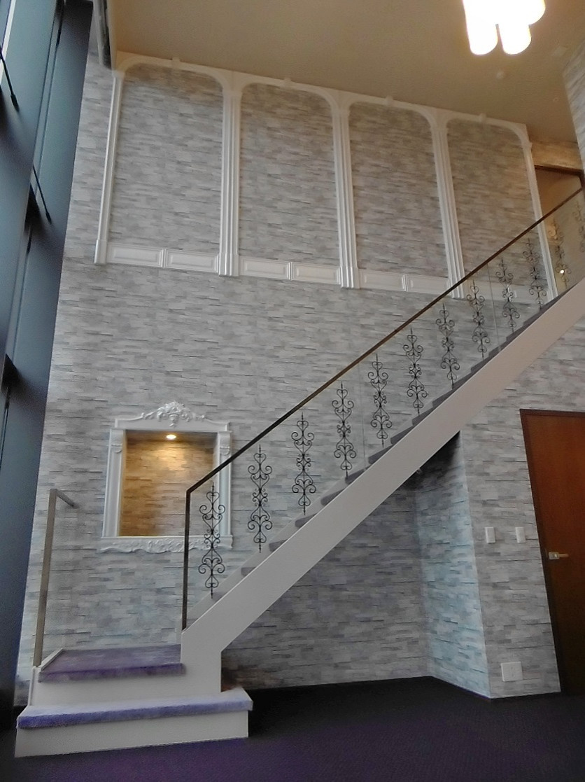 高層マンション 最上階 メゾネット階 の 壁装 デザインリフォーム Traditional Living Room Other By ミツワインテリア Houzz