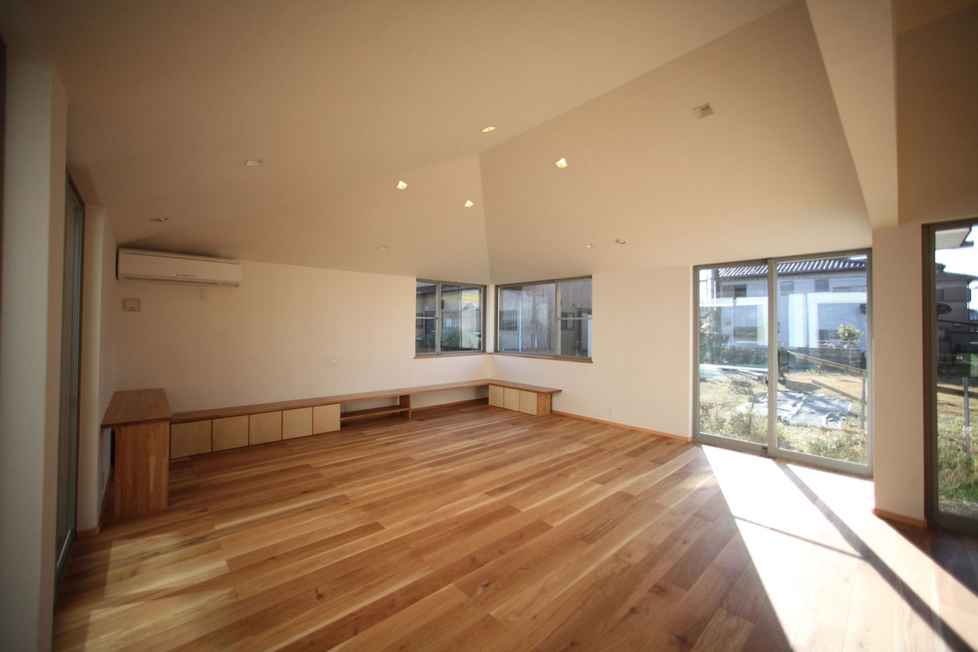 ３間 ３間のリビングと大きな庇のある家 Asian Living Room Other By 株式会社ハーミットクラブデザイン Houzz