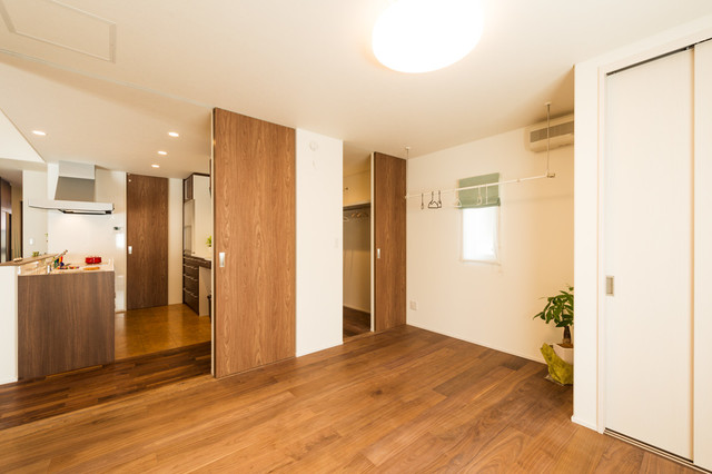 ｌｄｋとｳｫｰｸｲﾝｸﾛｰｾﾞｯﾄと繋がる洋室 Modern Living Room Other By アーキレーベル 株式会社鈴木組 Houzz