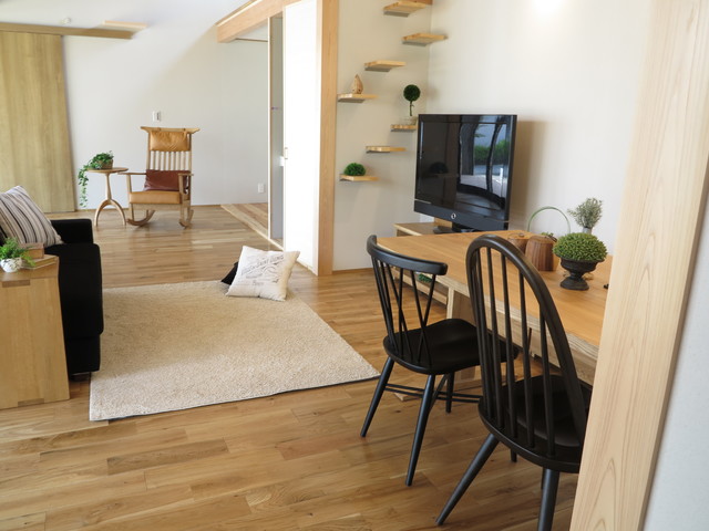 8畳ほどのコンパクトなリビングダイニング空間にテレビボードとベンチを兼用した家具を提案 少し狭い部屋にはもってこいの提案です Landhausstil Wohnbereich Nagoya Von インテリアショップbigjoy Houzz 8畳ほどのコンパクトなリビングダイニング空間にテレビボードとベンチを兼用した家具を提案 少し狭い部屋にはもってこいの提案です Landhausstil Wohnbereich Nagoya Von インテリアショップbigjoy Houzz