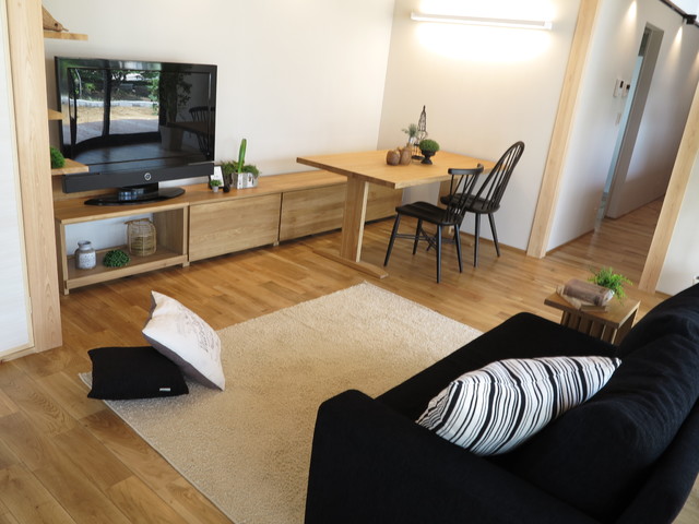 8畳ほどのコンパクトなリビングダイニング空間にテレビボードとベンチを兼用した家具を提案 少し狭い部屋にはもってこいの提案です カントリー リビング 名古屋 インテリアショップbigjoy Houzz ハウズ