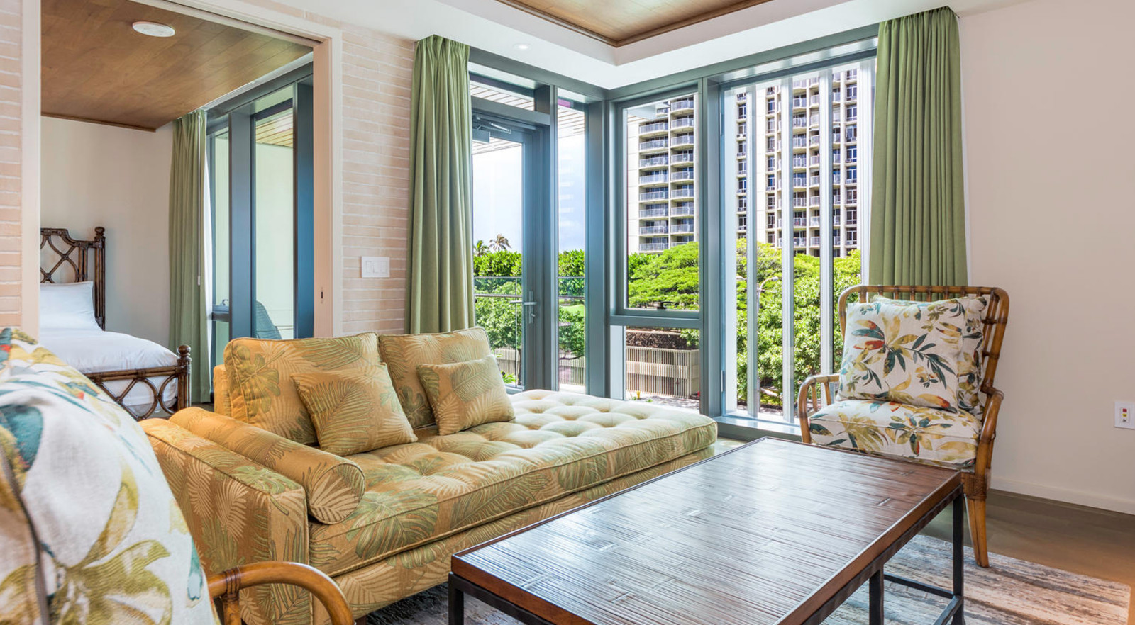 Condominium At Hawaii Usa ハワイのコンドミニアム 02 Beach Style Living Room Hawaii By Style Source Interior Design スタイルソース Houzz