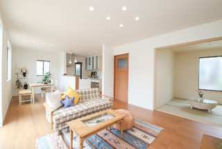 白いおしゃれなリビングのインテリア実例画像 21年5月 Houzz ハウズ