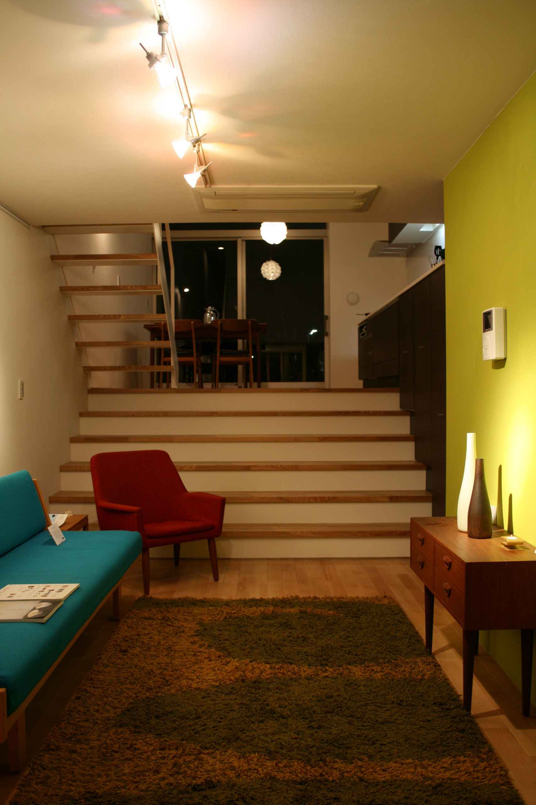 おしゃれなリビング クロスの天井 緑の壁 のインテリア画像 75選 22年4月 Houzz ハウズ
