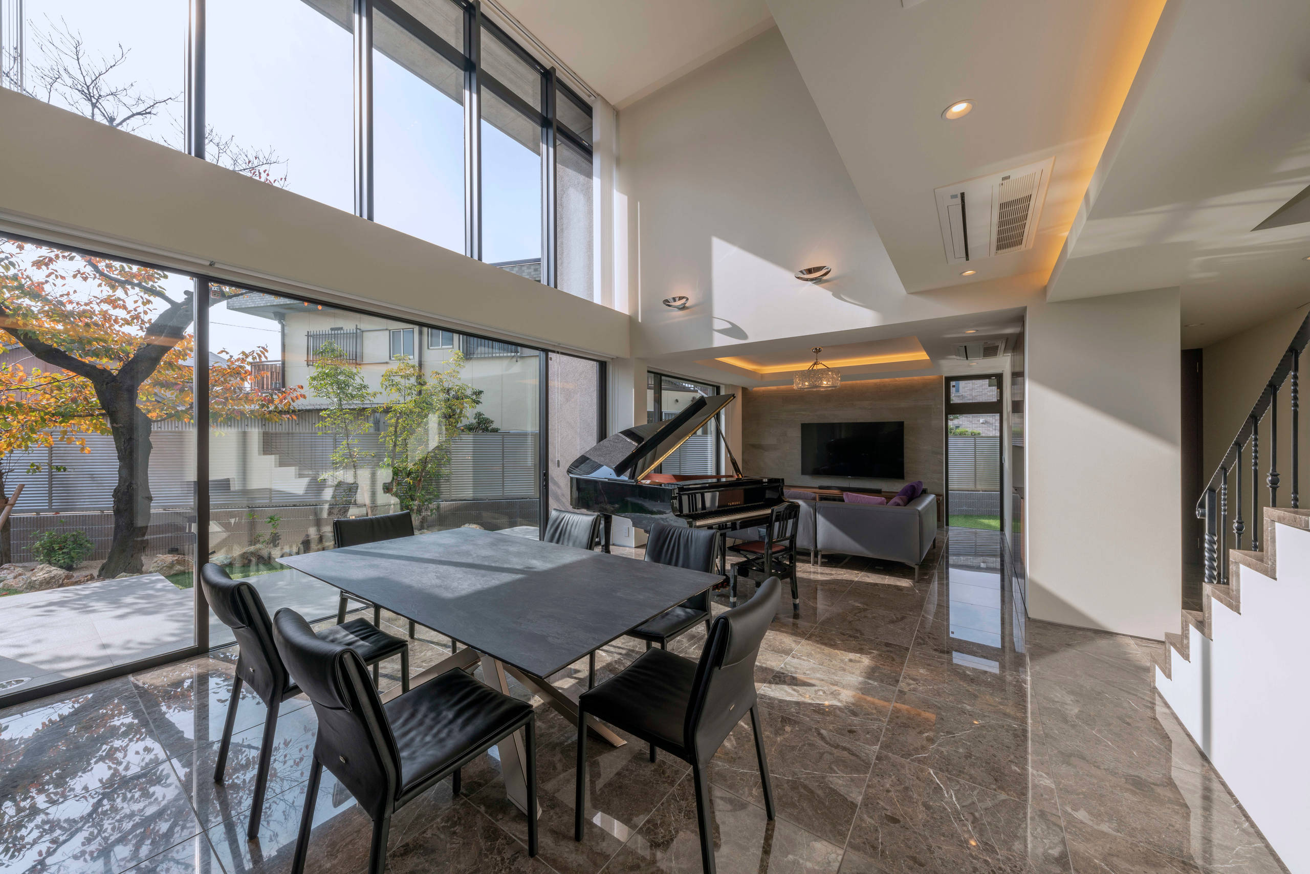 おしゃれなリビング 大理石の床 のインテリア画像 75選 22年3月 Houzz ハウズ