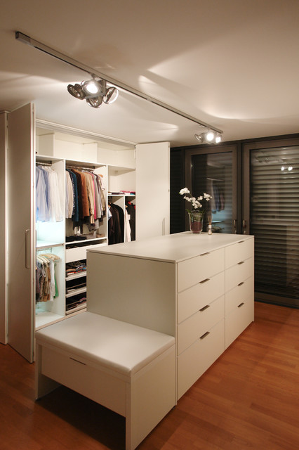 斜め天井のクローゼット モダン クローゼット 東京23区 Ip Einrichten Japan Houzz ハウズ