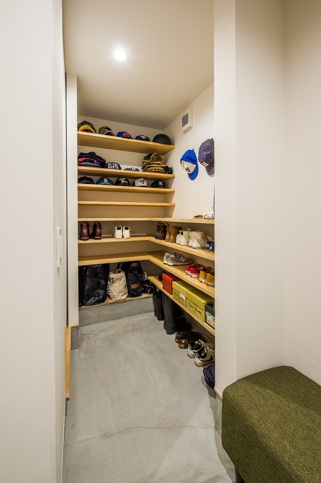 吹き抜けで寛ぐ都市型住宅 Modern Closet Kyoto By Garden株式会社 Houzz