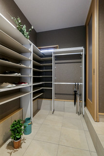 大容量のシューズクローク Moderne Armoire Et Dressing Autres Perimetres Par 株式会社大勝建設 大容量のシューズクローク Moderne Armoire Et Dressing Autres Perimetres Par 株式会社大勝建設