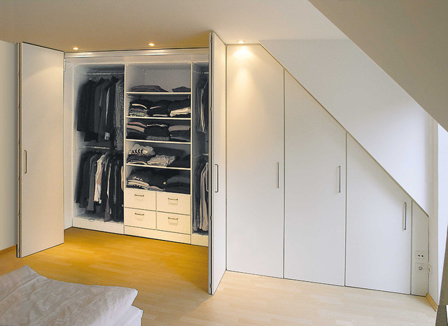 斜め天井のクローゼット Moderne Armoire Et Dressing Tokyo Par Ip Einrichten Japan Houzz