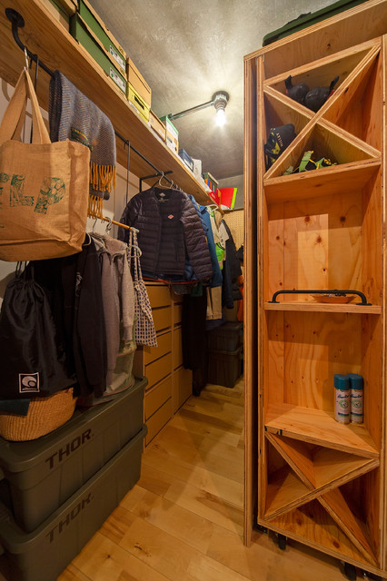 秘密基地が楽しい キャンパーが暮らす家 Industrial Wohnzimmer Kyoto Von School Bus Osaka スクールバス空間設計 Houzz