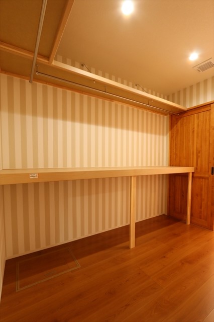 窯変瓦と白い外壁の平屋の家 Minimalistisch Ankleidezimmer Sonstige Von 株式会社大河内工務店 Houzz