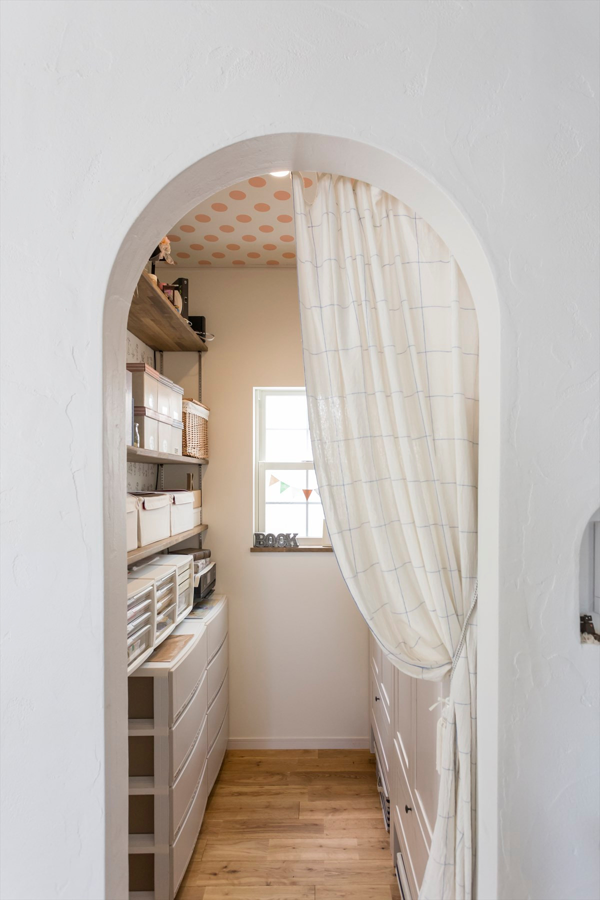 色と壁紙がかわいい家 Scandinavian Closet Other By ジャストの家 Houzz