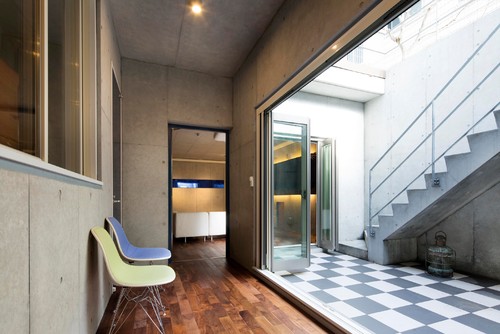 三浦半島を望む屋上テラスとウッドデッキ付き 広い地下室で繋がる二世帯住宅 Houzz ハウズ