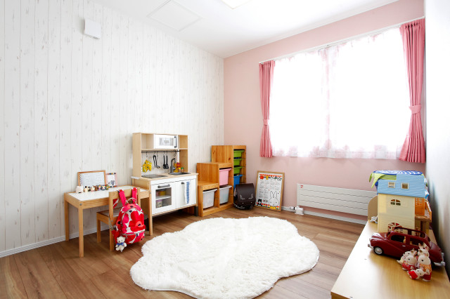 アクセントクロスとカーテンの色合いもぴったりなお部屋 Scandinavian Kids Sapporo By 豊栄建設株式会社