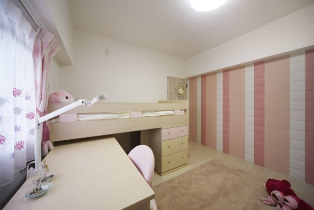 ピンクのエコカラットで快適な可愛い子供部屋 カントリー 子供部屋 他の地域 株式会社ナサホーム Houzz ハウズ