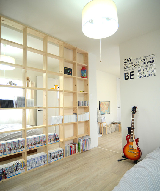 二男の部屋から間仕切りのラックを見て 天井近くまで有効活用 Contemporary Kids Kyoto By 株式会社サイン Houzz