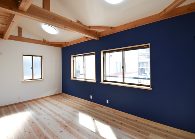 子供部屋は1面だけアクセントカラーのクロス Kids Other By はんべ工務店 Houzz