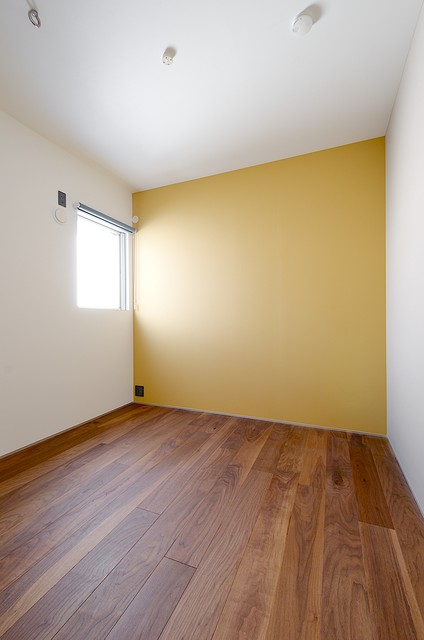 黄色い壁の子供室 A House Moderno Dormitorio Infantil Periferia De Tokio De 仲摩邦彦建築設計事務所