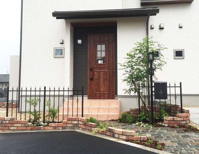 アイアン風のフェンスやクラシカルなレンガを使ったアンティーク感あふれるエクステリア Classique Facade Autres Perimetres Par 匠ガーデン Houzz