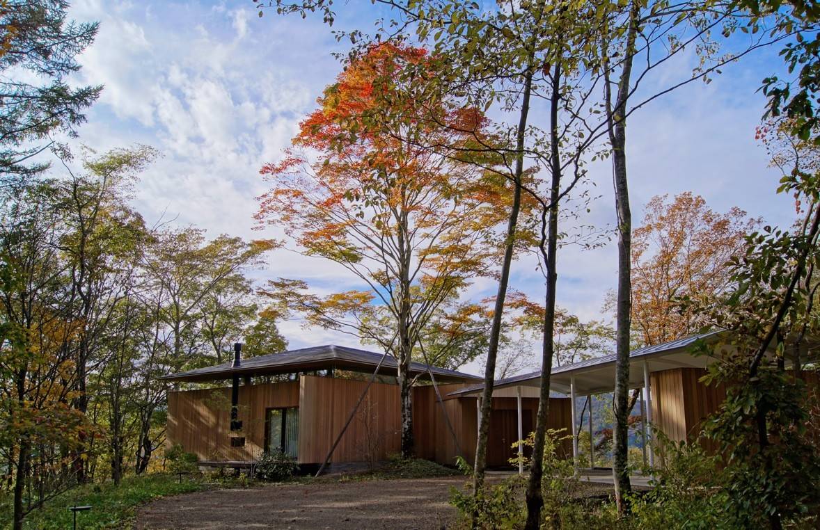 アプローチから見る 方形の屋根が浮かんだように見える View From The Appoach The Square Roof Gives The Appe Asian Exterior Yokohama By Ken Yokogawa Architect Associates Inc Houzz