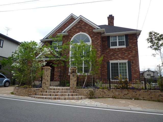 アンティークレンガと緑のエクステリア Traditional Exterior Fukuoka By ガーデンギャラリー タケウチ Houzz