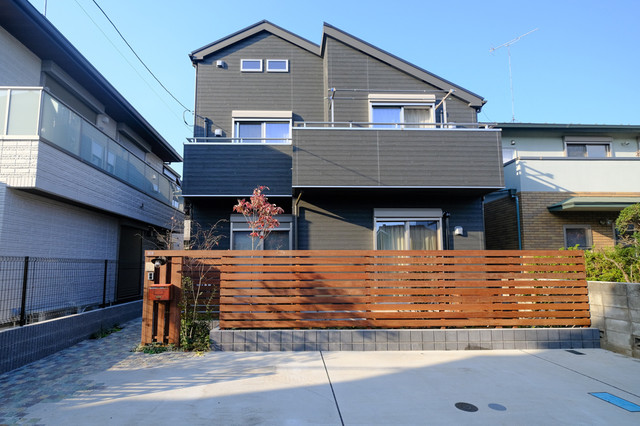 ウッドフェンスが主役の外構工事 Moderne Facade Faubourg De Tokyo Par 有限会社庭樹園 グリーンテラス Houzz