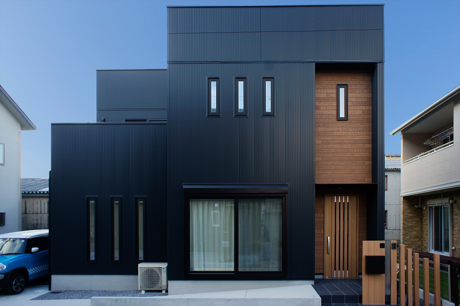 クール 機能性を備えた 黒いガルバの家 Modern Exterior Other By だいかねの家 Houzz