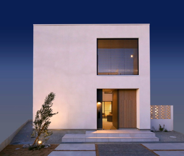 グレーチングの門扉が印象的な外観 Reocc Style House Court コート Contemporain Facade Autres Perimetres Par 株式会社レオック Houzz