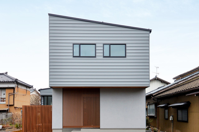 グレー外壁と無垢材が調和する耐震3の住まい Moderne Facade Autres Perimetres Par ディテールホーム 坂井建設株式会社 Houzz