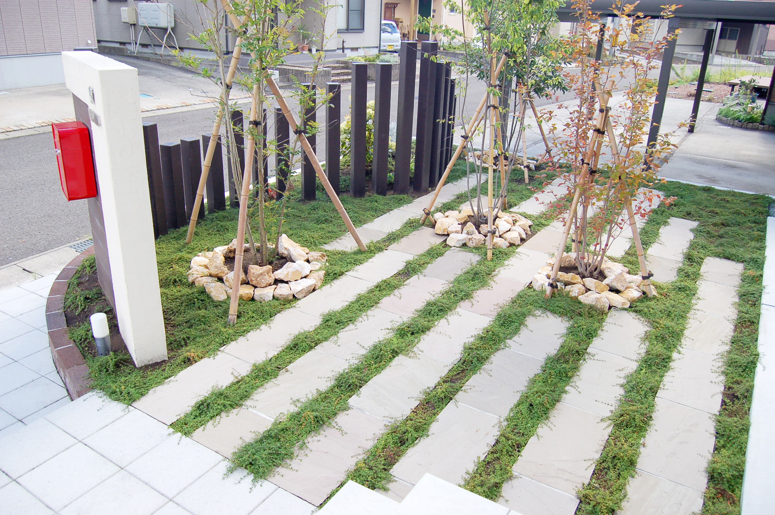 コンクリート枕木でさりげなく目隠しを 自然石と緑がつくるナチュラルガーデン Modern Exterior Other By カントリーガーデン Houzz