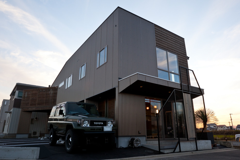 ゴールドのガルバ 杉板の鎧貼りのイエ Contemporary Exterior Other By 株式会社 意匠計画 Horigami Houzz