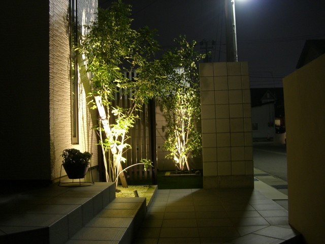 シンボルツリーのライトアップ エクステリア ガーデン ｚａｔ 富山県ｎ様邸 Asian House Exterior Tokyo Suburbs By Proの庭照明 ライティングマイスター Houzz Uk