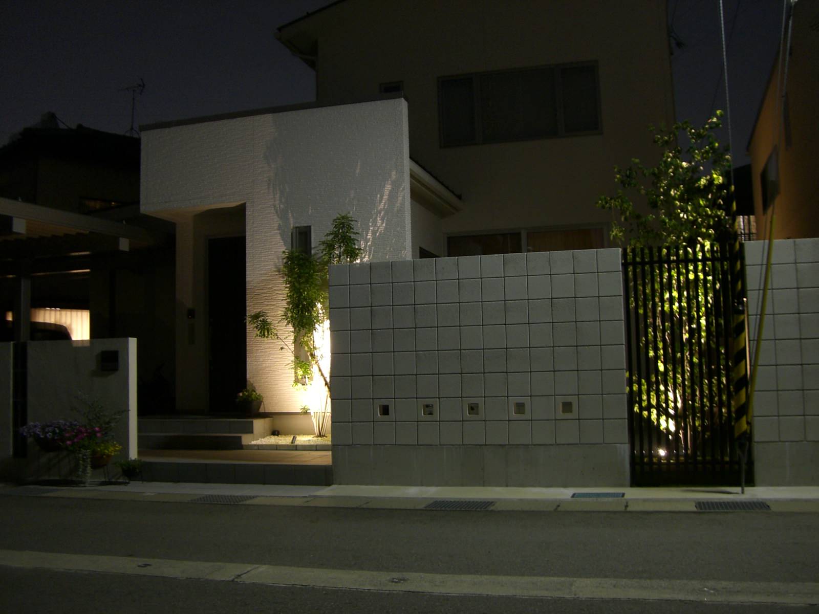 シンボルツリーのライトアップ エクステリア ガーデン ｚａｔ 富山県ｎ様邸 Asian Exterior Tokyo Suburbs By Proの庭照明 ライティングマイスター Houzz