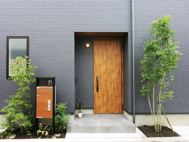タイルの外壁に グリーンで彩る家の顔 Moderne Facade Autres Perimetres Par 株式会社ミューズの家 Houzz