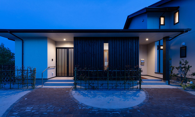 ハイブリット住宅 洋風と和風の融合 Moderne Facade Autres Perimetres Par 中飯賀業建築研究所 Houzz