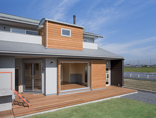 バルコニーに小さなコテージのある家 たんぼの中の一軒家 2世帯住宅 Contemporaneo Otras Zonas De 株 独楽蔵 Komagura Houzz
