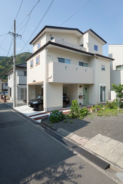 レンガ調の外壁で南欧風の優しいたたずまい 日当りの良いバルコニーを２階 3階とも配置し 機能性も重視した Scandinave Facade Autres Perimetres Par 建築システム Houzz
